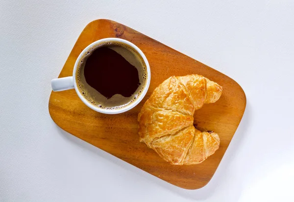 Kaffeetasse und Croissant — Stockfoto