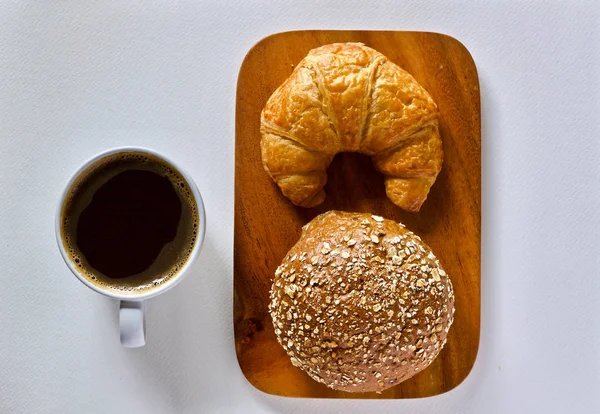 Xícara de café e croissant — Fotografia de Stock