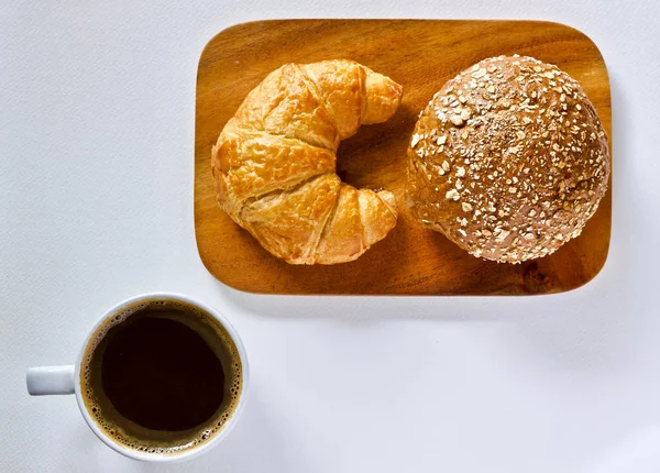 Coffee cup and croissant — Stock Photo, Image