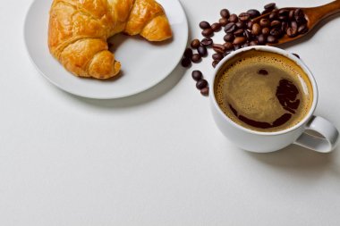 kahve fincanı sıcak ve kruvasan  