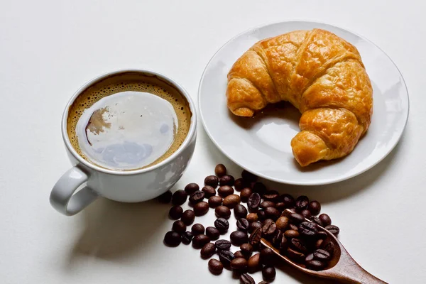 Xícara de café e croissant — Fotografia de Stock