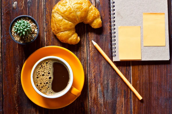 Coffee cup and croissant — Stock Photo, Image