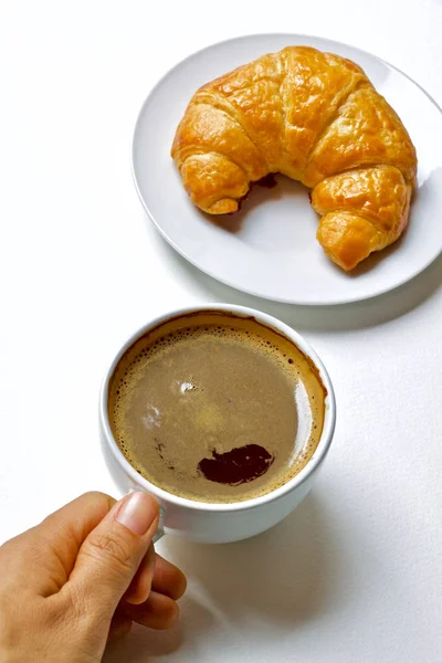 Kaffeetasse heiß und Croissant — Stockfoto