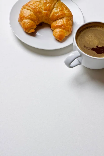 Кофейная чашка горячая и круассан — стоковое фото