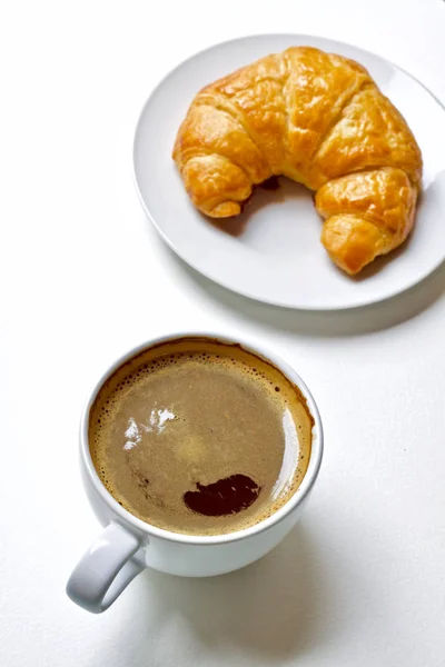 Coffee cup hot and croissant — Stock Photo, Image