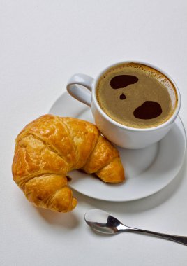 kahve fincanı sıcak ve kruvasan  