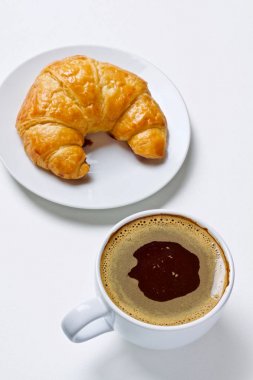 kahve fincanı sıcak ve kruvasan  