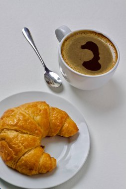 kahve fincanı sıcak ve kruvasan  