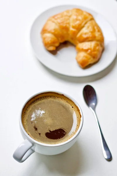 Coffee cup hot and croissant — Stock Photo, Image