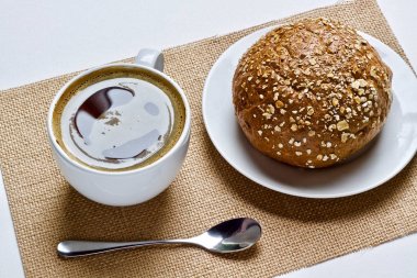 kahve fincanı sıcak ve kruvasan  