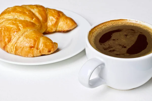 Xícara de café quente e croissant — Fotografia de Stock