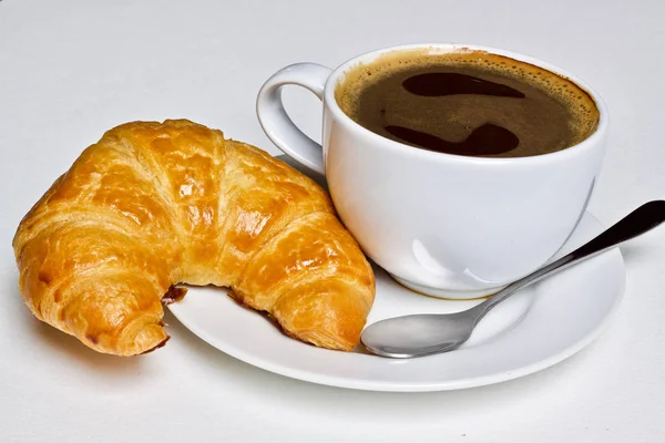 Kaffeetasse heiß und Croissant — Stockfoto