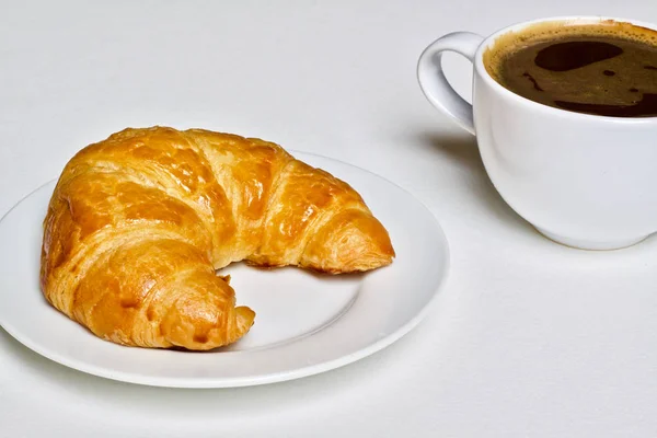 Xícara de café quente e croissant — Fotografia de Stock