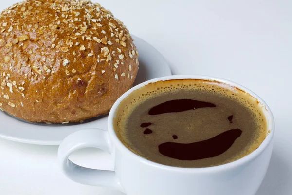 Kaffeetasse heiß und Croissant — Stockfoto