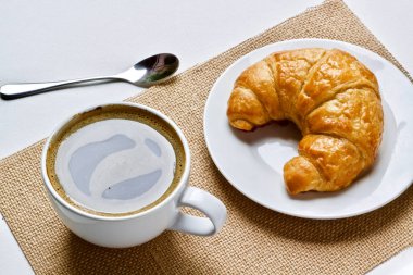 kahve fincanı sıcak ve kruvasan  