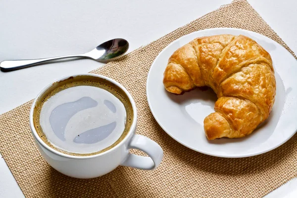 kahve fincanı sıcak ve kruvasan  