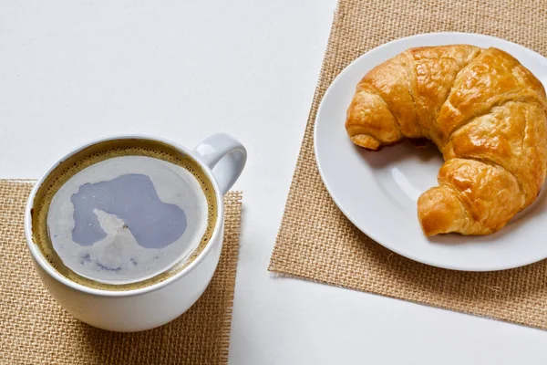 Xícara de café quente e croissant — Fotografia de Stock