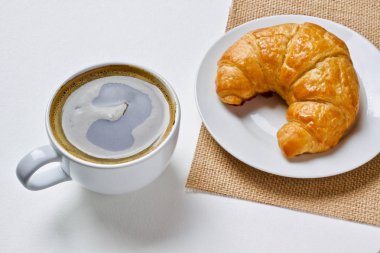 kahve fincanı sıcak ve kruvasan 