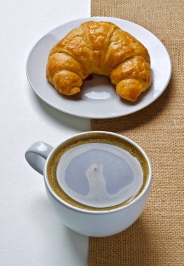 kahve fincanı sıcak ve kruvasan 