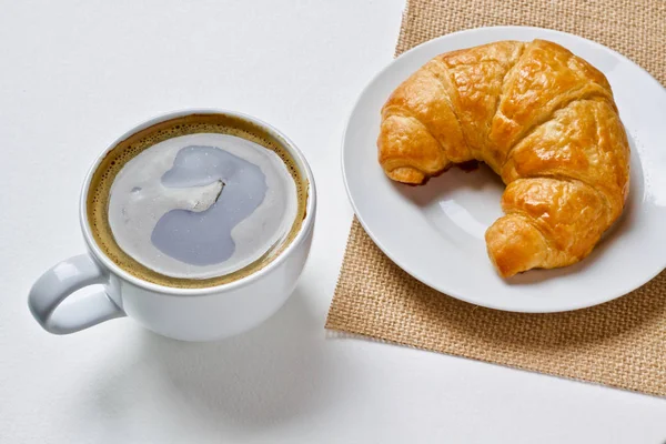 kahve fincanı sıcak ve kruvasan 