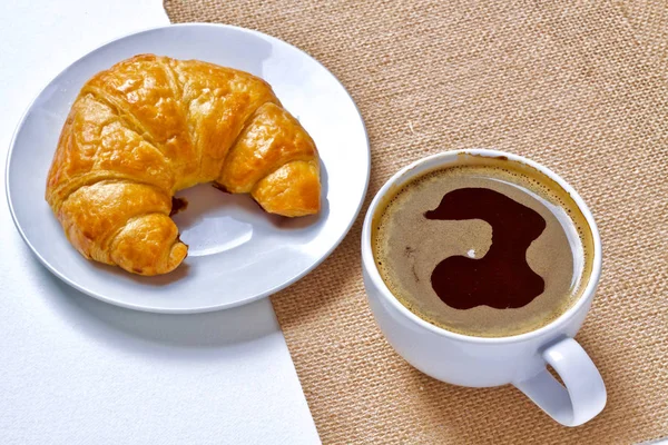 Xícara de café quente e croissant — Fotografia de Stock