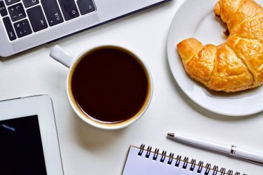 Dizüstü defter kalem masada