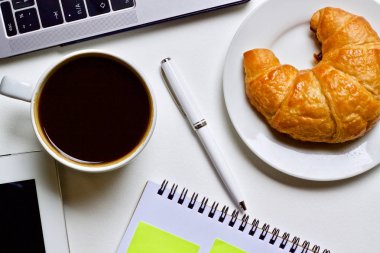 Dizüstü defter kalem masada