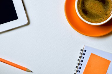 Dizüstü defter kalem masada