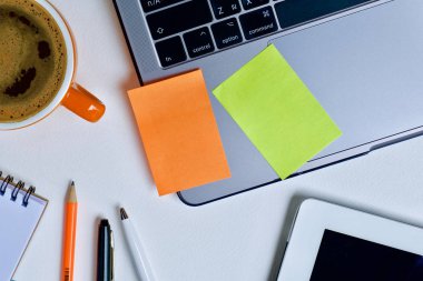 Dizüstü defter kalem masada