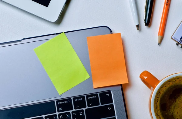 Dizüstü defter kalem masada