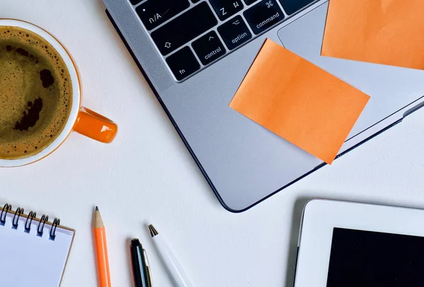 Dizüstü defter kalem masada