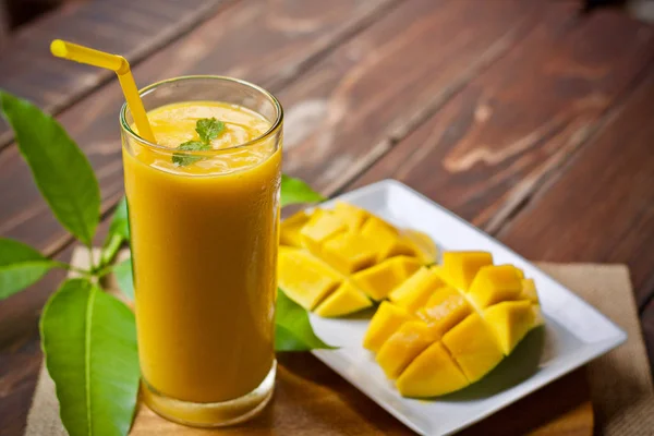 Owoce świeże sok z mango — Zdjęcie stockowe