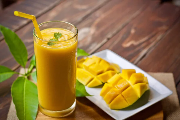 Mangosaft frisches Obst — Stockfoto