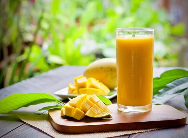 Mango juice fresh fruit — Stock Photo, Image