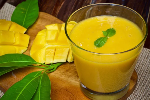 Mango vers vruchtensap — Stockfoto