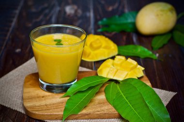 Mango taze meyve suyu