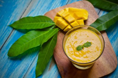 Mango taze meyve suyu