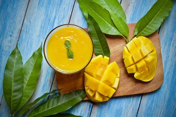 Mango frisk fruktjuice – stockfoto