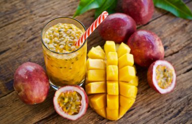 Güler yüzlü sağlıklı gıda tutku meyve suyu