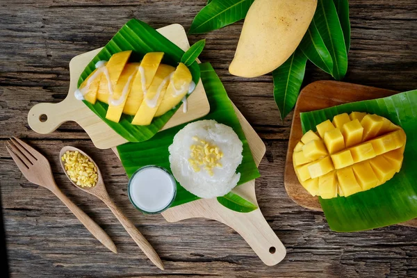 stock image Mango and sticky rice dessert Thai food 