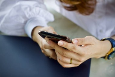 Online akıllı telefon kullanan kadın 
