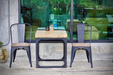 Kahve fincanı sıcak ve ahşap masa masa laptop dizüstü