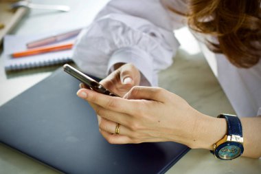 Online akıllı telefon kullanan kadın 