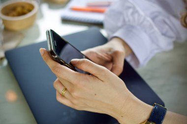 Online akıllı telefon kullanan kadın 