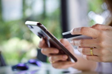 Dizüstü smartphone ödemeler online kullanan kadın 