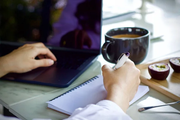 Žena Přes Notebook Pracovat Pít Šálek Kávy — Stock fotografie