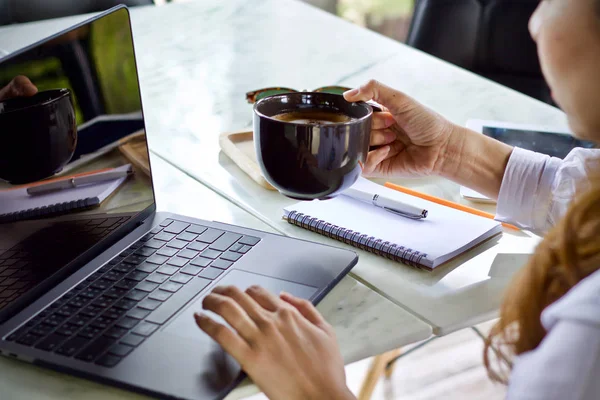 Mujer Usando Portátil Trabajo Beber Taza Café Caliente —  Fotos de Stock