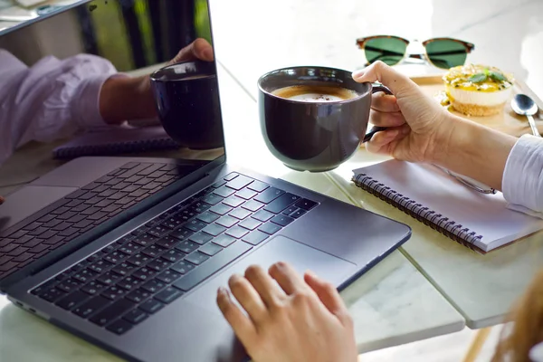 Mujer Usando Portátil Trabajo Beber Taza Café Caliente —  Fotos de Stock