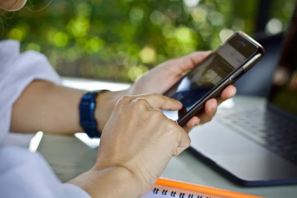 Online akıllı telefon kullanan kadın 