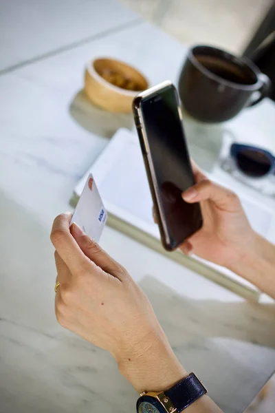 Dizüstü smartphone ödemeler online kullanan kadın 